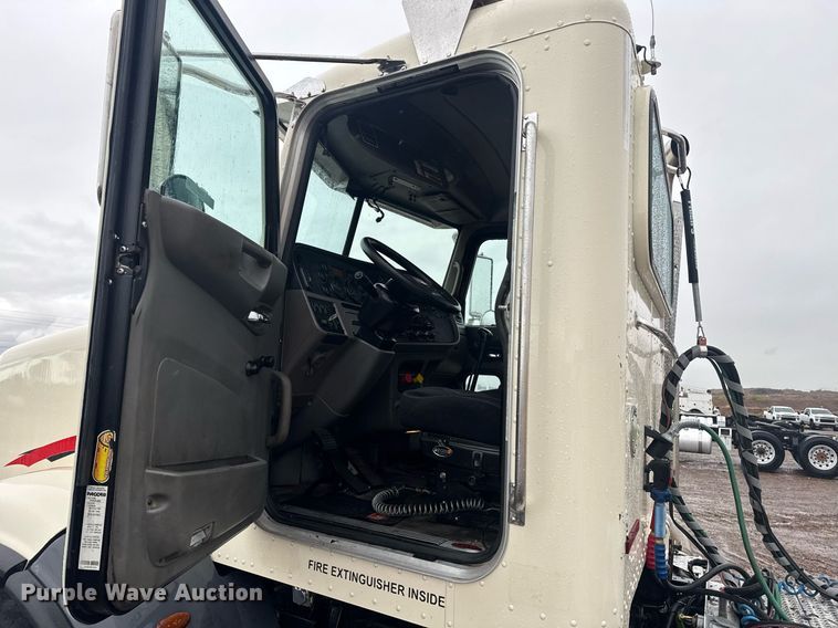 image for item DY6976 2017 Peterbilt 365 semi truck