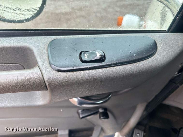 image for item DY6976 2017 Peterbilt 365 semi truck