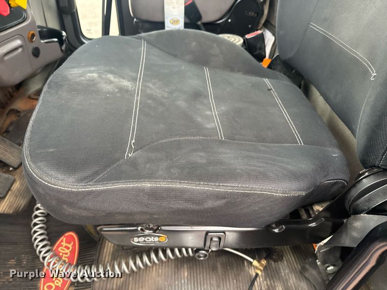 image for item DY6976 2017 Peterbilt 365 semi truck