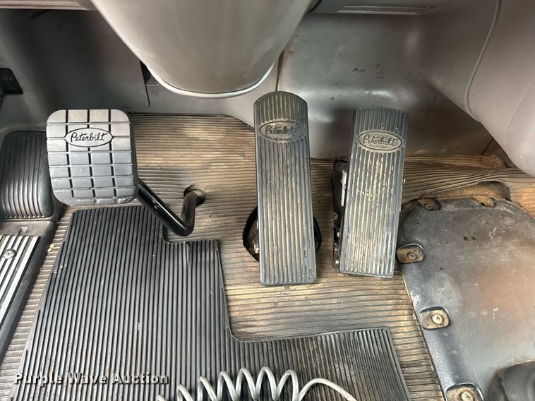 image for item DY6976 2017 Peterbilt 365 semi truck