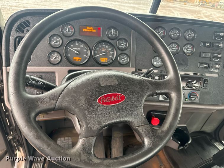 image for item DY6976 2017 Peterbilt 365 semi truck
