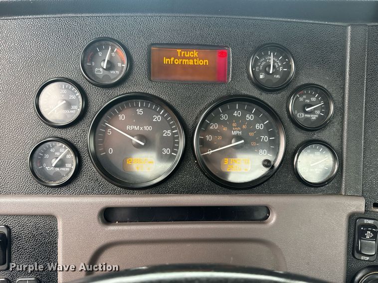 image for item DY6976 2017 Peterbilt 365 semi truck