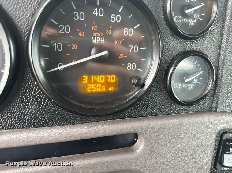 image for item DY6976 2017 Peterbilt 365 semi truck