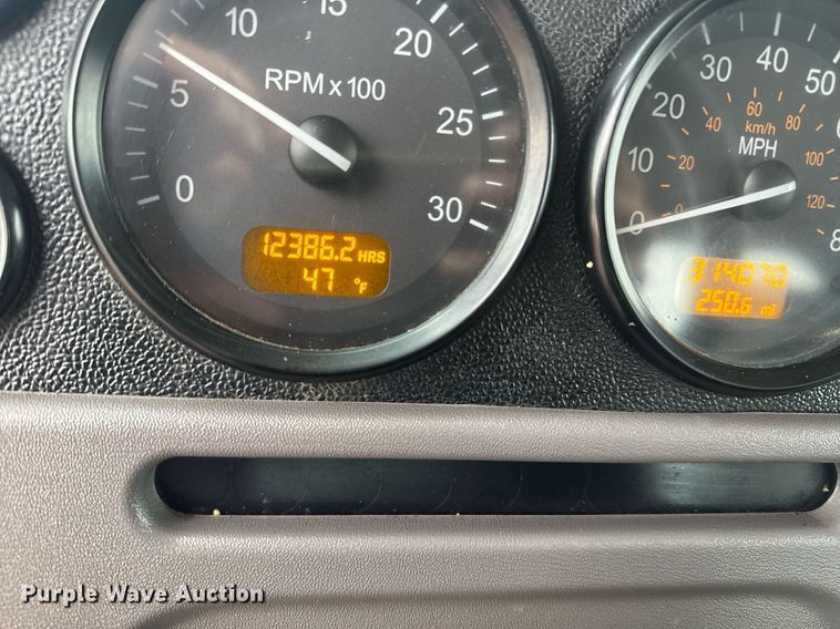 image for item DY6976 2017 Peterbilt 365 semi truck