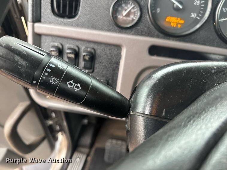 image for item DY6976 2017 Peterbilt 365 semi truck