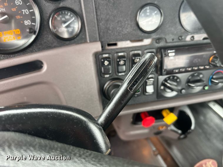 image for item DY6976 2017 Peterbilt 365 semi truck