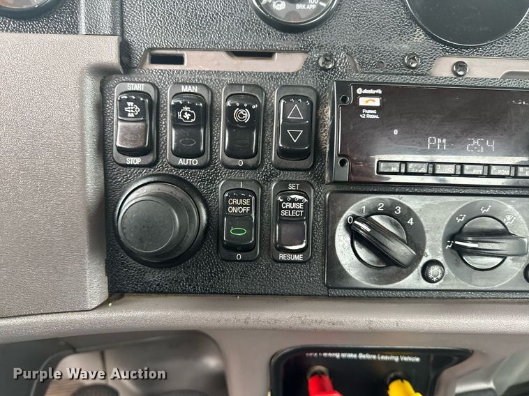 image for item DY6976 2017 Peterbilt 365 semi truck