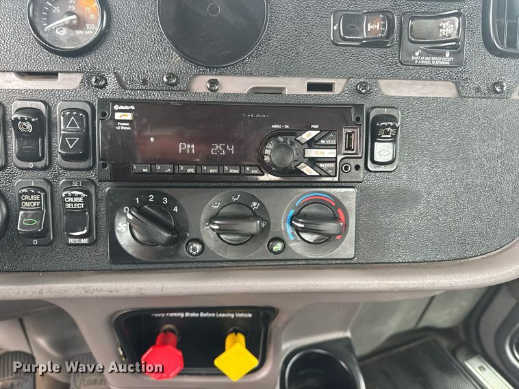 image for item DY6976 2017 Peterbilt 365 semi truck