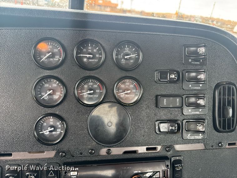 image for item DY6976 2017 Peterbilt 365 semi truck