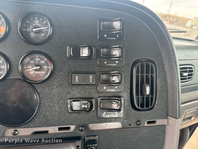 image for item DY6976 2017 Peterbilt 365 semi truck