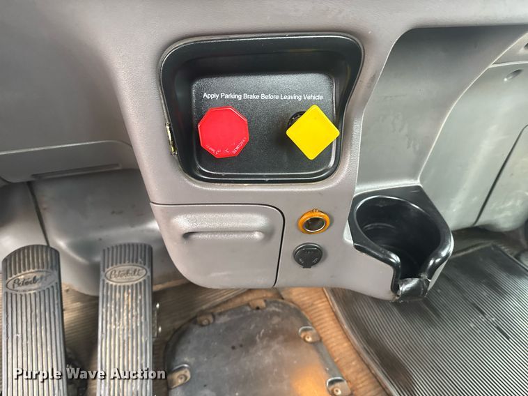 image for item DY6976 2017 Peterbilt 365 semi truck