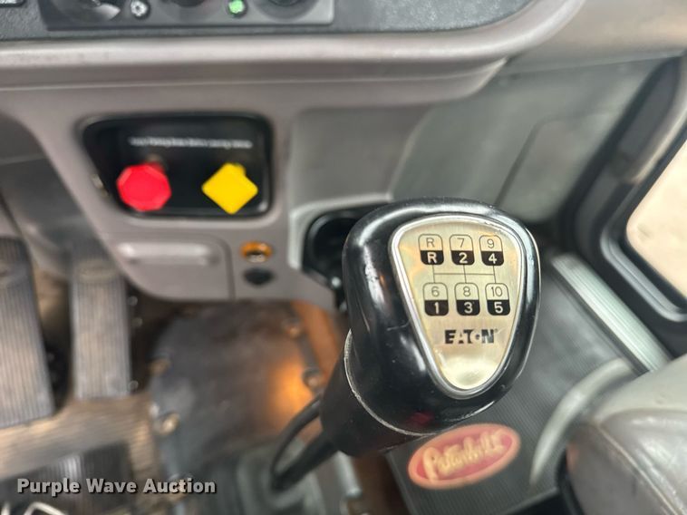 image for item DY6976 2017 Peterbilt 365 semi truck