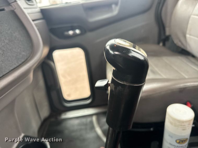 image for item DY6976 2017 Peterbilt 365 semi truck