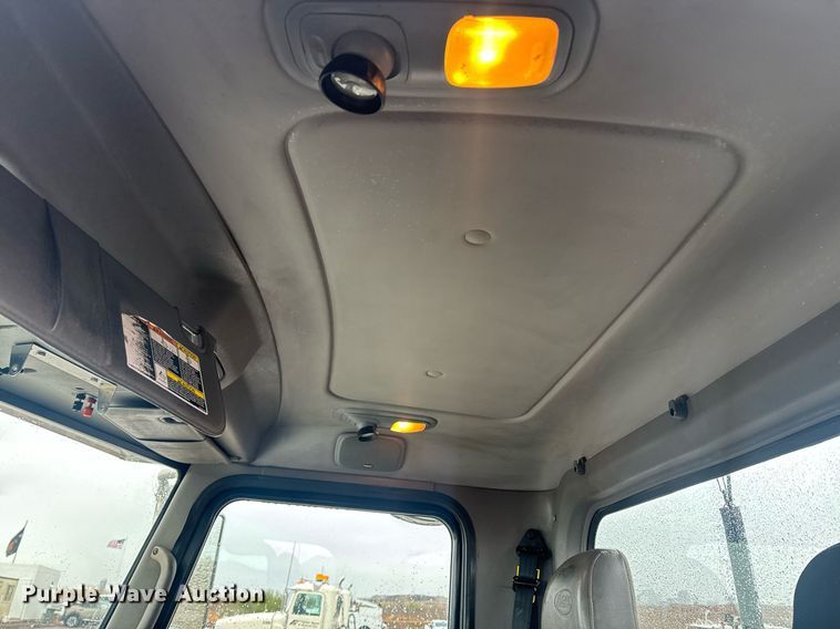 image for item DY6976 2017 Peterbilt 365 semi truck