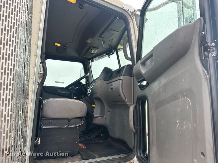 image for item DY6976 2017 Peterbilt 365 semi truck