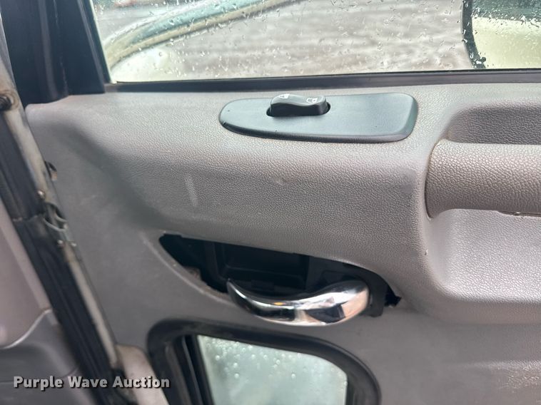 image for item DY6976 2017 Peterbilt 365 semi truck