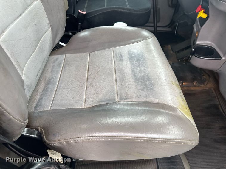 image for item DY6976 2017 Peterbilt 365 semi truck