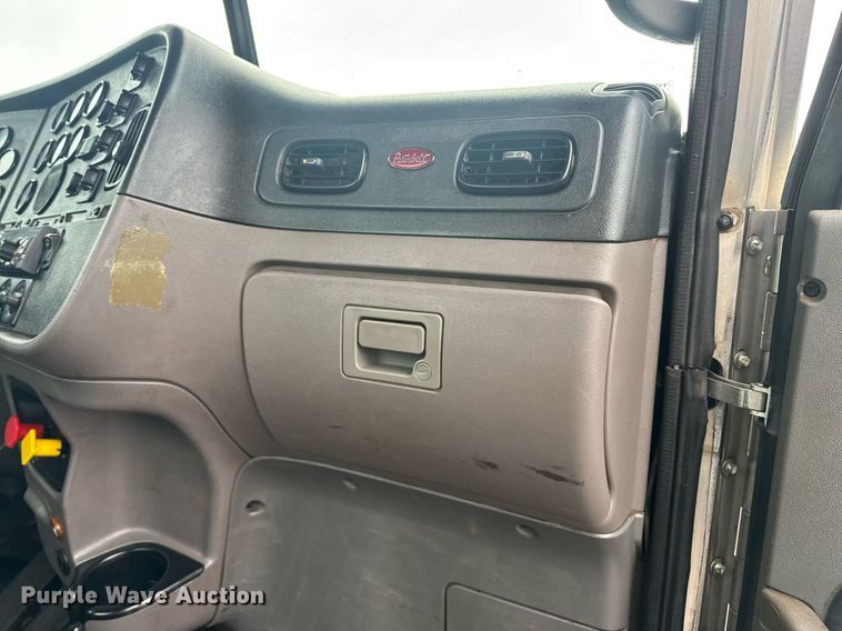 image for item DY6976 2017 Peterbilt 365 semi truck