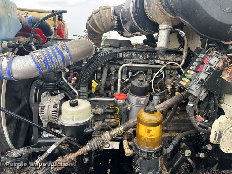 image for item DY6976 2017 Peterbilt 365 semi truck