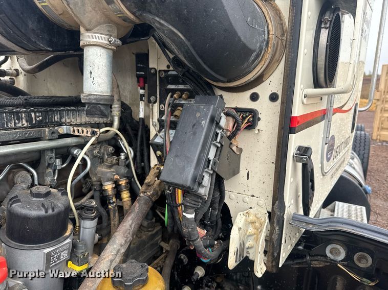 image for item DY6976 2017 Peterbilt 365 semi truck