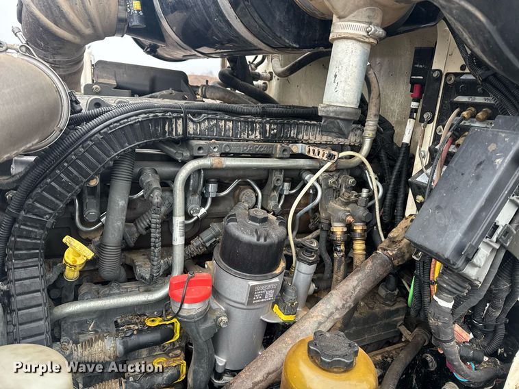 image for item DY6976 2017 Peterbilt 365 semi truck