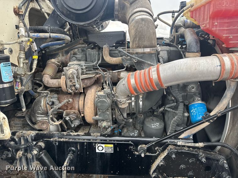 image for item DY6976 2017 Peterbilt 365 semi truck