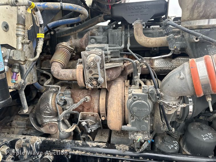 image for item DY6976 2017 Peterbilt 365 semi truck