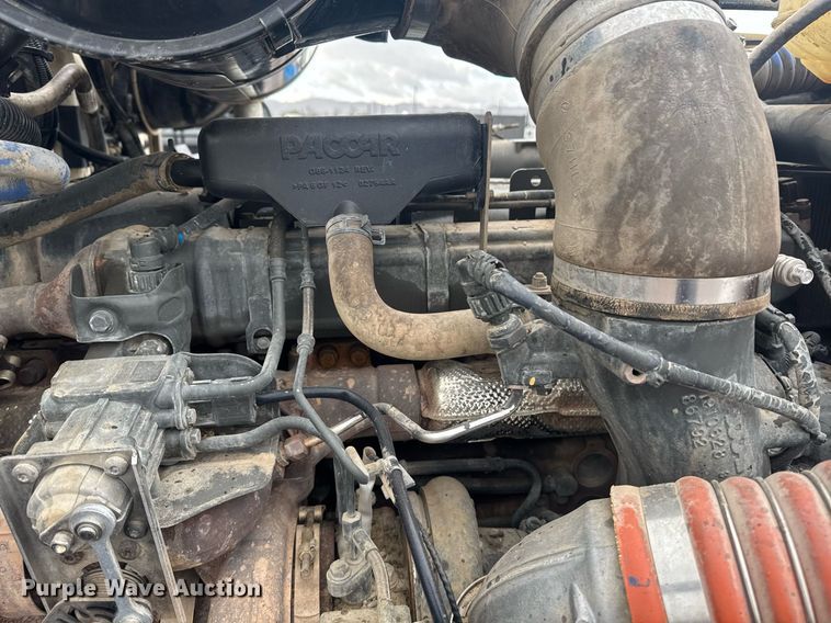 image for item DY6976 2017 Peterbilt 365 semi truck