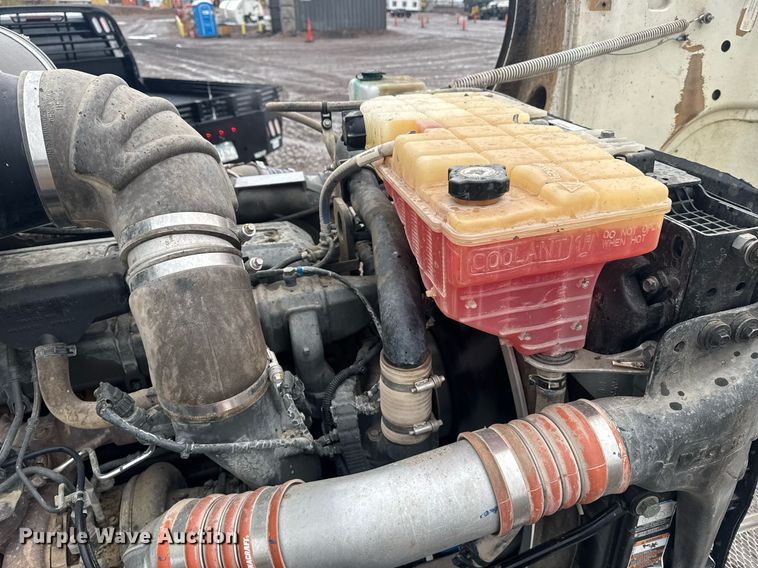 image for item DY6976 2017 Peterbilt 365 semi truck