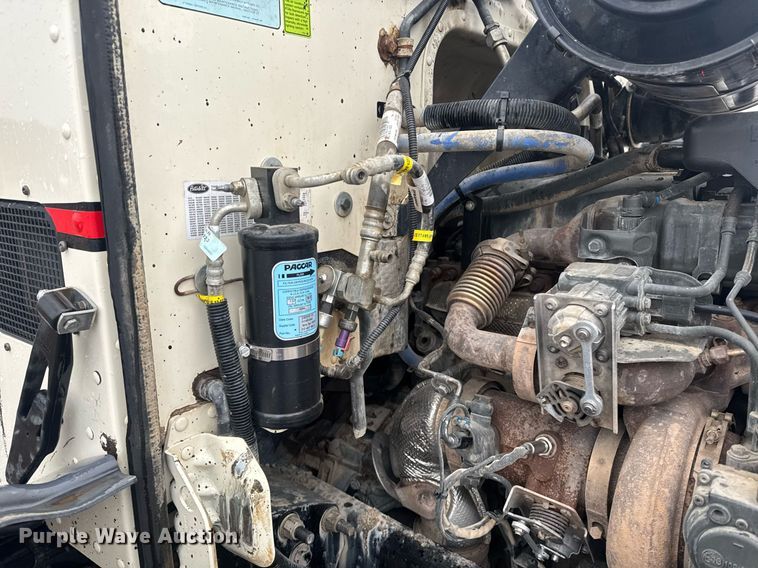 image for item DY6976 2017 Peterbilt 365 semi truck