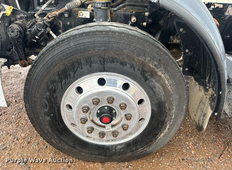 image for item DY6976 2017 Peterbilt 365 semi truck