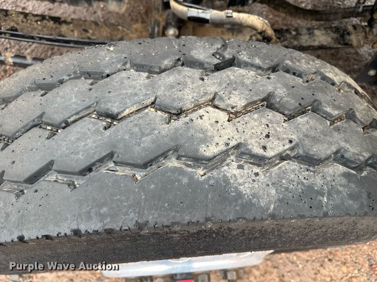 image for item DY6976 2017 Peterbilt 365 semi truck