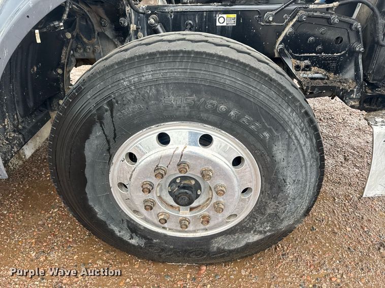 image for item DY6976 2017 Peterbilt 365 semi truck