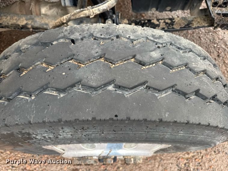 image for item DY6976 2017 Peterbilt 365 semi truck