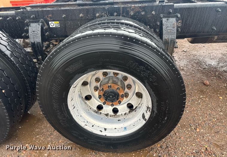 image for item DY6976 2017 Peterbilt 365 semi truck