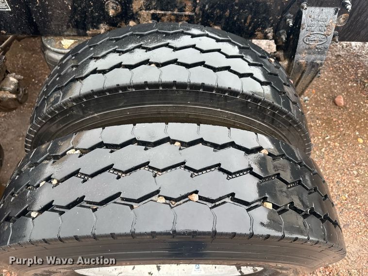 image for item DY6976 2017 Peterbilt 365 semi truck