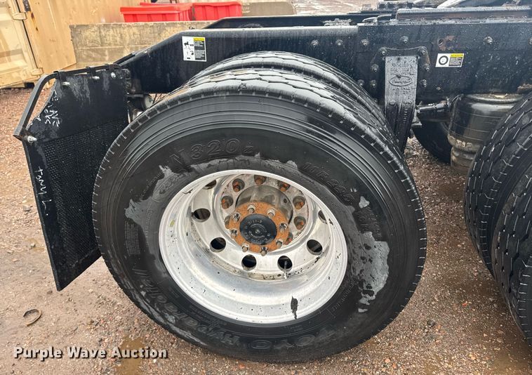 image for item DY6976 2017 Peterbilt 365 semi truck