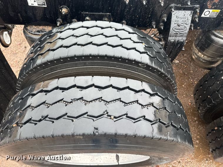 image for item DY6976 2017 Peterbilt 365 semi truck