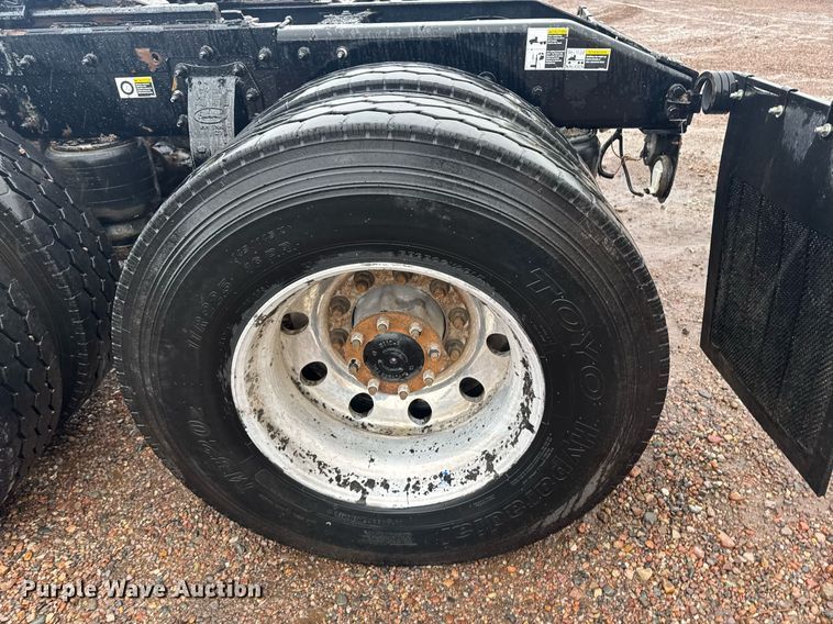 image for item DY6976 2017 Peterbilt 365 semi truck