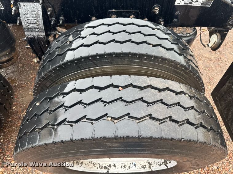 image for item DY6976 2017 Peterbilt 365 semi truck