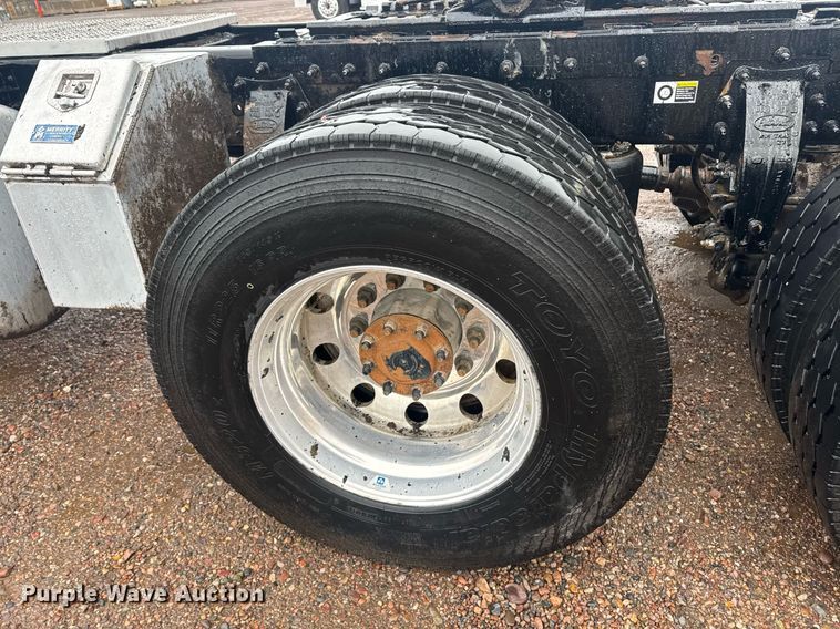 image for item DY6976 2017 Peterbilt 365 semi truck