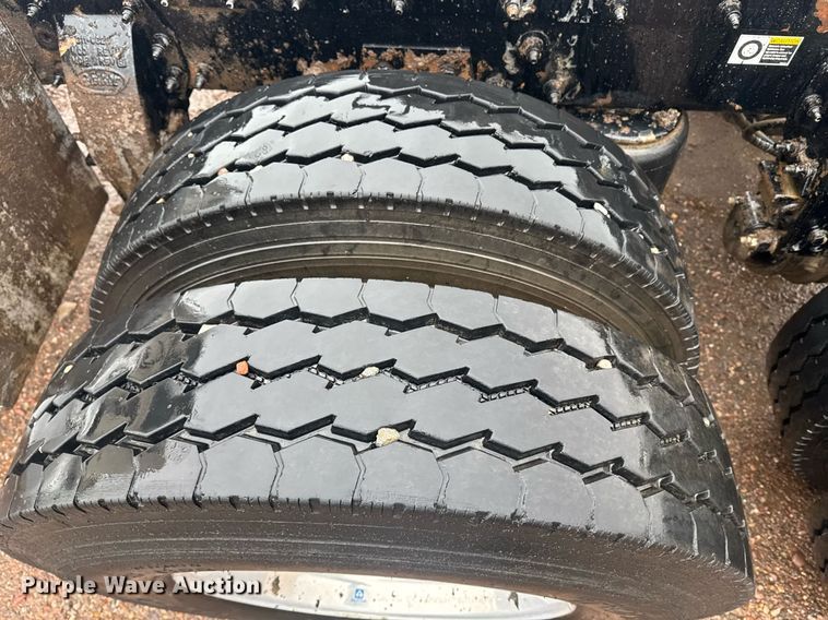 image for item DY6976 2017 Peterbilt 365 semi truck