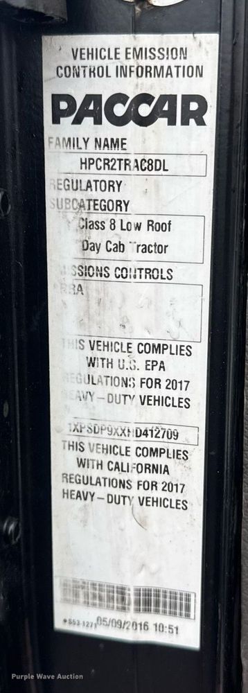 image for item DY6976 2017 Peterbilt 365 semi truck