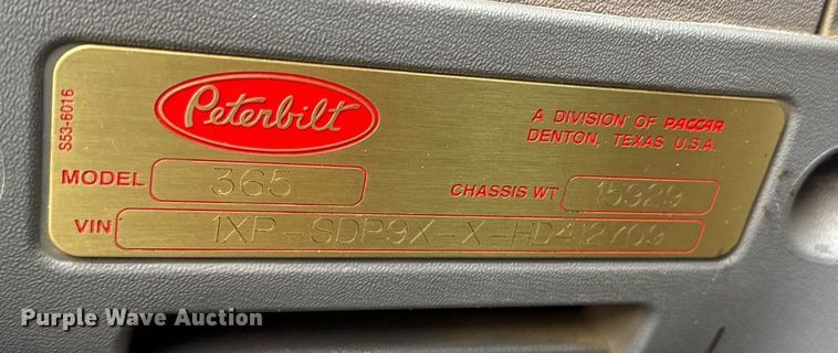 image for item DY6976 2017 Peterbilt 365 semi truck