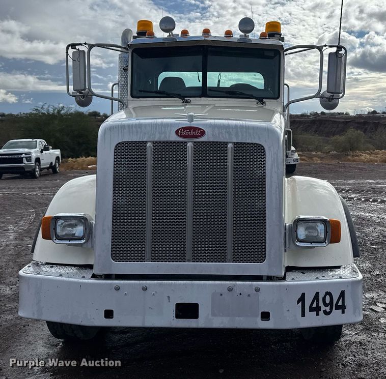 image for item DY6977 2017 Peterbilt 365 semi truck