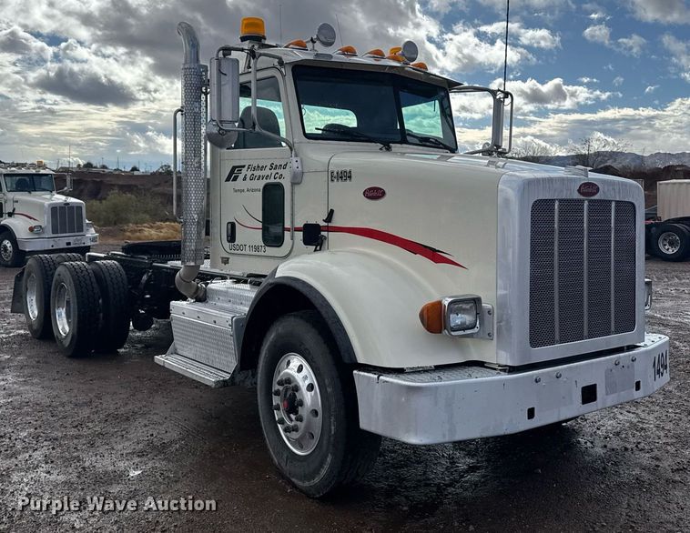 image for item DY6977 2017 Peterbilt 365 semi truck