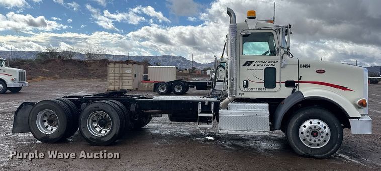 image for item DY6977 2017 Peterbilt 365 semi truck