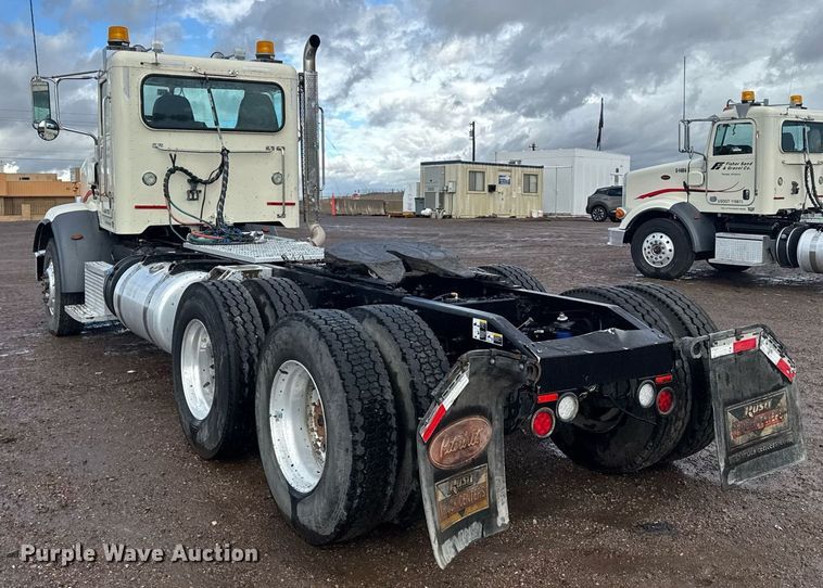 image for item DY6977 2017 Peterbilt 365 semi truck