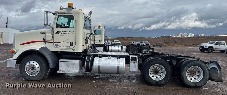 image for item DY6977 2017 Peterbilt 365 semi truck