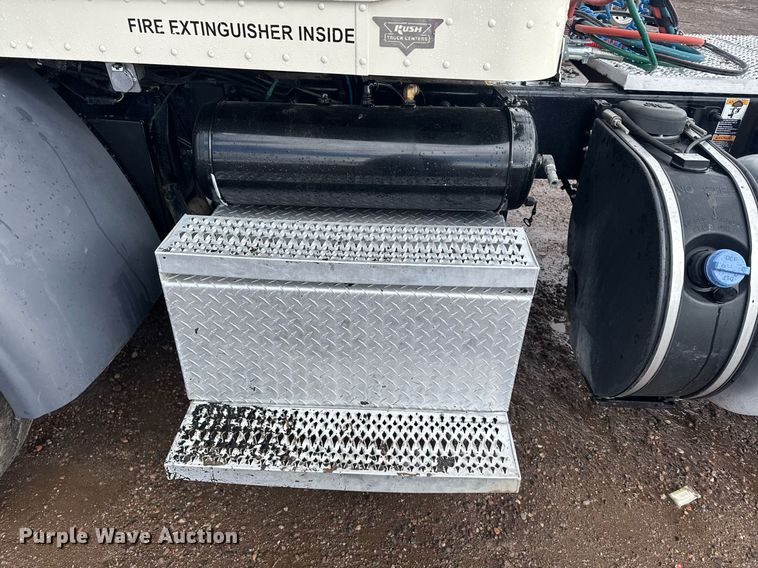 image for item DY6977 2017 Peterbilt 365 semi truck